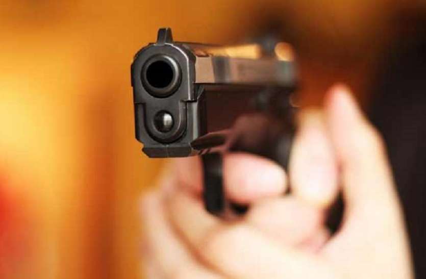 यात्री बनकर बस में चढ़े लुटेरों ने बंदूक की नोंक पर यात्रियों को लुटा यात्री बनकर बस में चढ़े लुटेरों ने बंदूक की नोंक पर यात्रियों को लुटा