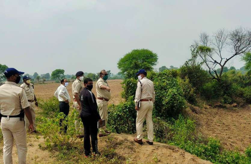 IG Bhagwat Singh Chauhan visited the spot .jpg जबलुर में दो वर्षीय मासूम का अपहरण कर दरिंदगी, फिर की हत्या