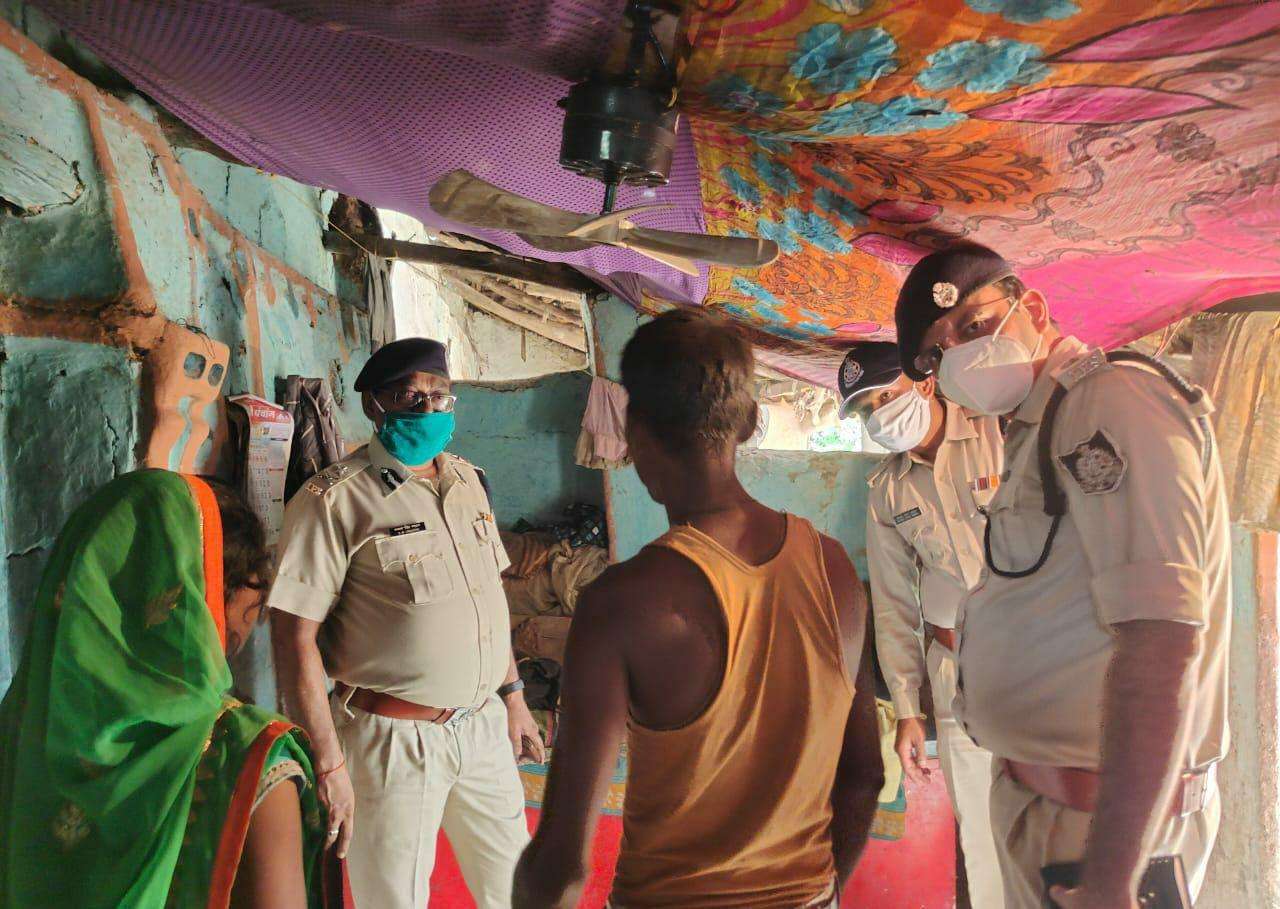 IG Bhagwat Singh Chauhan met the victim's family.jpg