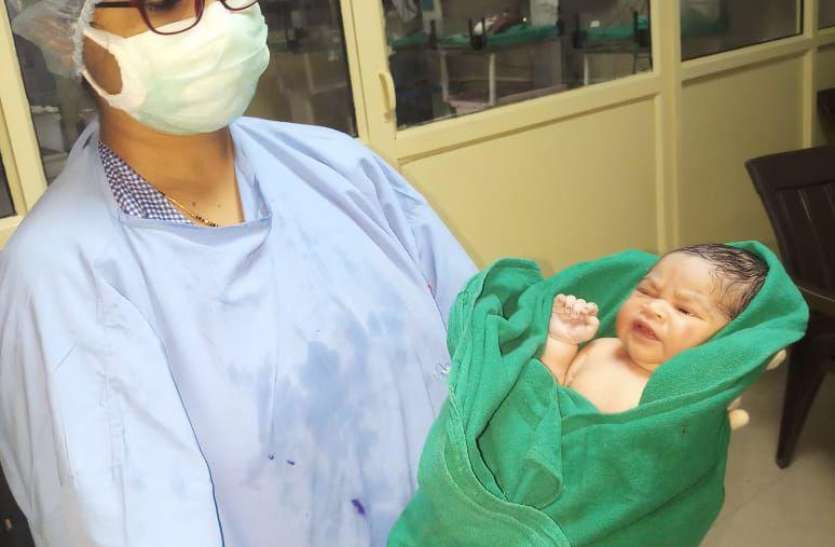 newborn baby.jpg कचरे में मिली नवजात को को गोद लेने की खातिर बढ़े कई ममतामयी हाथ