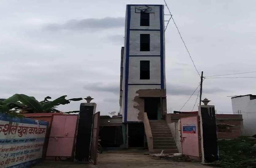 ये जनाब मौहब्बत में शाहजहां से भी एक कदम आगे निकल गए ये जनाब मौहब्बत में शाहजहां से भी एक कदम आगे निकल गए