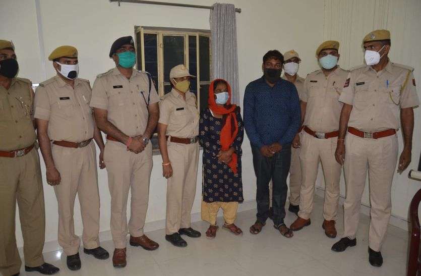 पहले अवैध संबंध बनाए फिर दूसरे प्रेमी के साथ मिलकर चाचा को जिंदा जला दिया वृंदावन में भजन गाने बजाने व पूजा—पाठ करने वाले भाइयों ने प्रेमिका के पहले प्रेमी को जलाया, फिर बाइक से भागे यूपी
