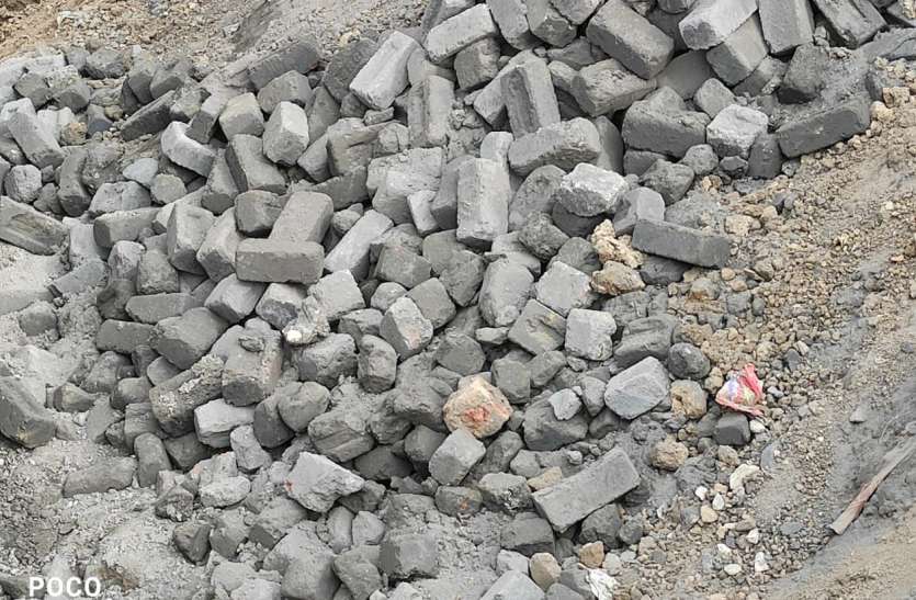 सीमेंट की क'ची ईंटों से हो रहा निर्माण सीमेंट की क'ची ईंटों से हो रहा निर्माण