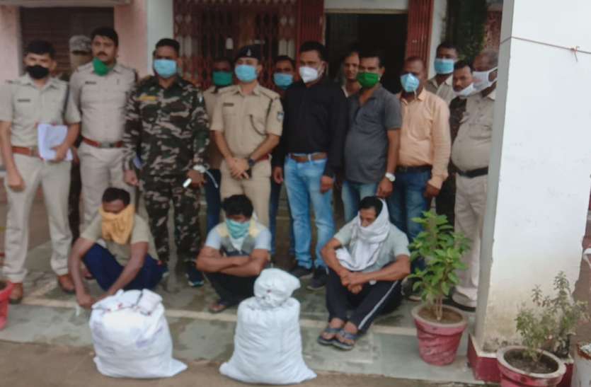 एक लाख से ज्यादा गांजे के साथ 3 आरोपी गिरफ्तार एक लाख से ज्यादा गांजे के साथ 3 आरोपी गिरफ्तार