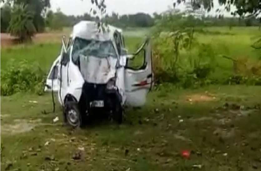 ड्राईवर की नींद बनी काल : बहराइच में अनियंत्रित मारुति ईको पेड़ से टकराई, चार की मौत ड्राईवर की नींद बनी काल : बहराइच में अनियंत्रित मारुति ईको पेड़ से टकराई, चार की मौत