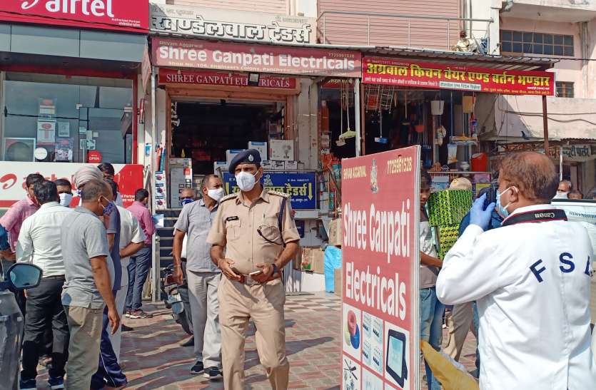 बाइक सवार बदमाशों ने की दुकान में फायरिंग, बाल बाल बचा व्यापारी बाइक सवार बदमाशों ने की दुकान में फायरिंग, बाल बाल बचा व्यापारी