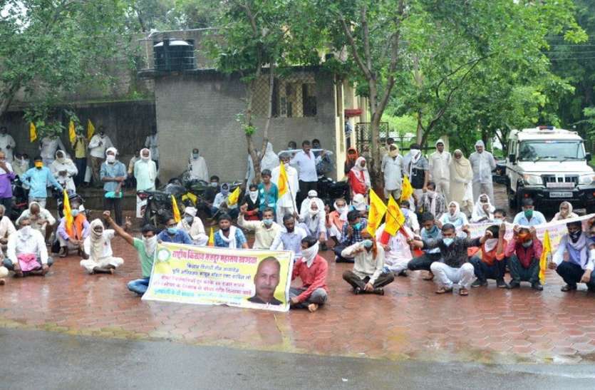 किसान अध्यादेश के विरोध में बरसते पानी में बैठे किसान धरने पर किसान अध्यादेश के विरोध में बरसते पानी में बैठे किसान धरने पर