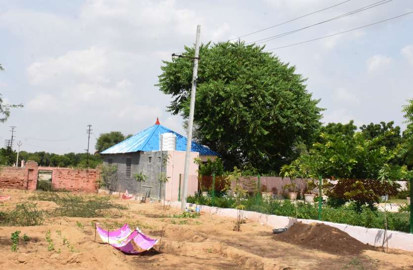 महापौर के घर के आगे अतिक्रमण, कलक्टर को पूर्व राजपरिवार ने की शिकायत महापौर के घर के आगे अतिक्रमण, कलक्टर को पूर्व राजपरिवार ने की शिकायत
