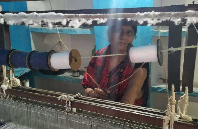 handloom industry 15 साल बाद फिर शुरु हुआ हरपालपुर इलाके में हरकरघा उद्योग