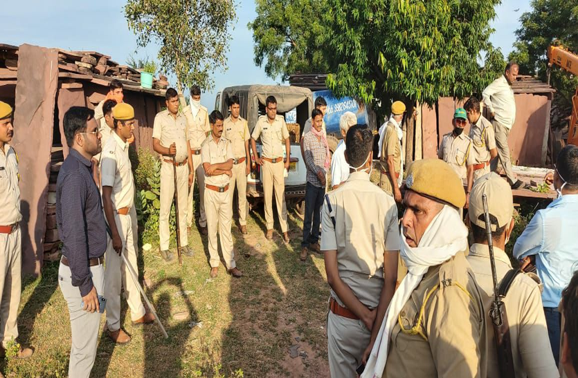 अवैध पत्थर जब्त करने की वन विभाग की टीम का ग्रामीणों ने किया विरोध, दिनभर आरोपियों की तलाश में घूमी पुलिस अवैध पत्थर जब्त करने की वन विभाग की टीम का ग्रामीणों ने किया विरोध, दिनभर आरोपियों की तलाश में घूमी पुलिस