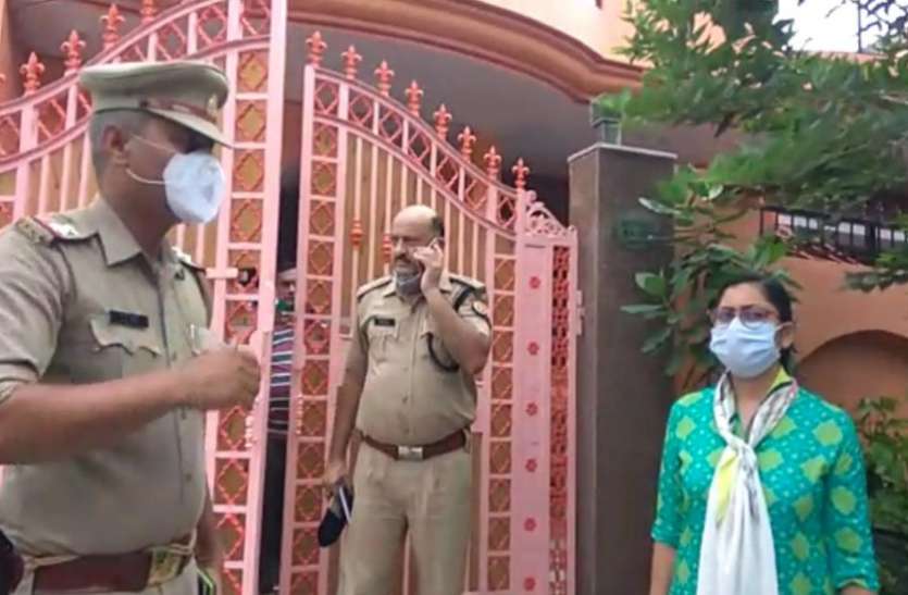 ghaziabad.jpg आधा दर्जन बदमाशों ने परिवार को हथियारों के बल पर बंधक बनाकर डाली 6 लाख की डकैती