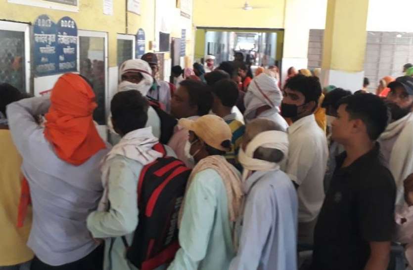 8 माह से कई दवाओं का टोटा, जिला दवा भण्डार से नहीं हो रही आपूर्ति 8 माह से कई दवाओं का टोटा, जिला दवा भण्डार से नहीं हो रही आपूर्ति