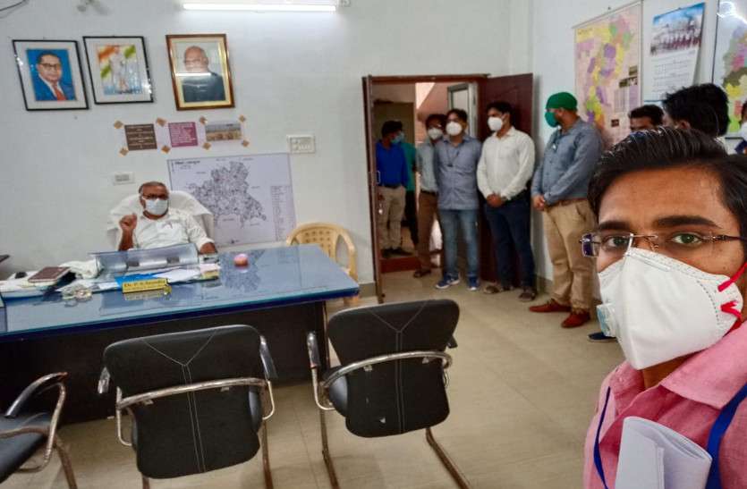 बर्खास्तगी के विरोध में 300 से अधिक संविदा स्वास्थ्य कर्मियों का सामूहिक इस्तीफा, कहा- गोबर बेचकर सरकार के लिए जमा करेंगे रुपए बर्खास्तगी के विरोध में 300 से अधिक संविदा स्वास्थ्य कर्मियों का सामूहिक इस्तीफा, कहा- गोबर बेचकर सरकार के लिए जमा करेंगे रुपए