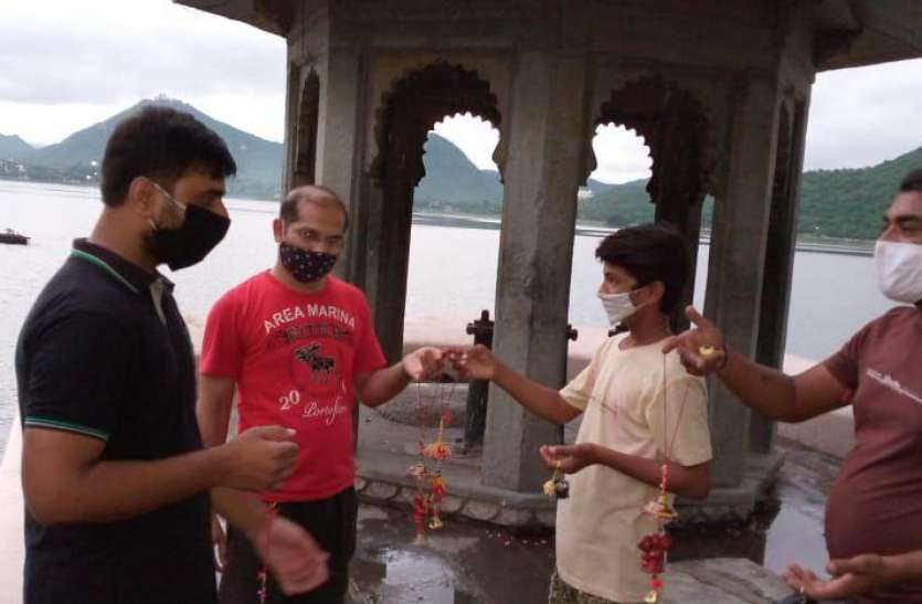 kathputali_kalakar.jpg कठपुतलियों में जान फूंकने वाले सडक़ों पर खिलौने बेचने को मजबूर