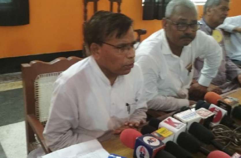 राज्यसभा में बिना मतदान बिल पास करना किसानों के पीठ में छुरा भोंकने जैसा : मुकुट सिंह राज्यसभा में बिना मतदान बिल पास करना किसानों के पीठ में छुरा भोंकने जैसा : मुकुट सिंह