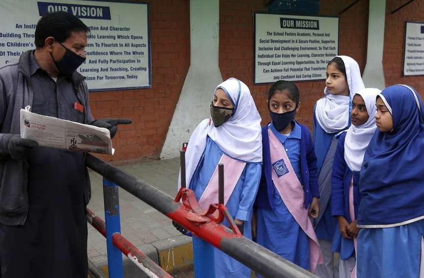 pakistan schools PAK में छह माह से बंद 6-8वीं कक्षा के स्कूल खुले, प्राथमिक कक्षाओं के 30 तक खुलने की संभावना