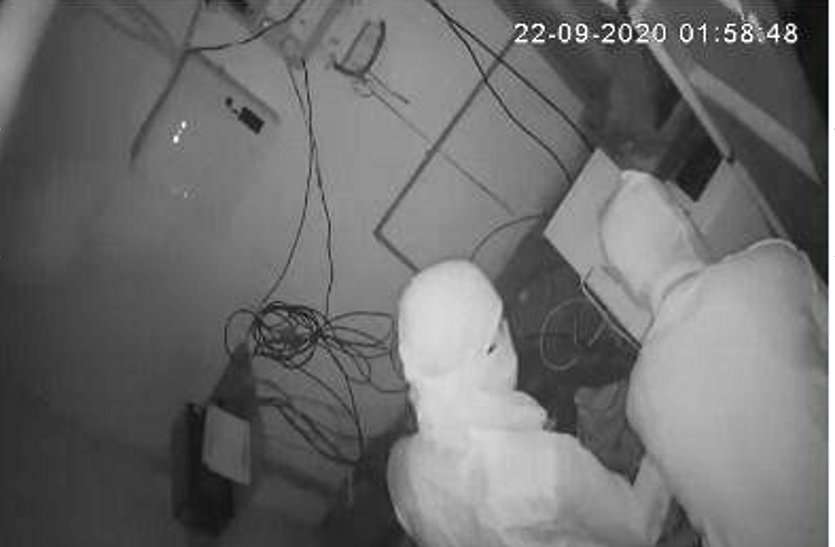 आधी रात SBI के ATM में घुसे दो नकाबपोश, सब्बल से मशीन तोड़ते ही बज गया सायरन, फिर... आधी रात SBI के ATM में घुसे दो नकाबपोश, सब्बल से मशीन तोड़ते ही बज गया सायरन, फिर...