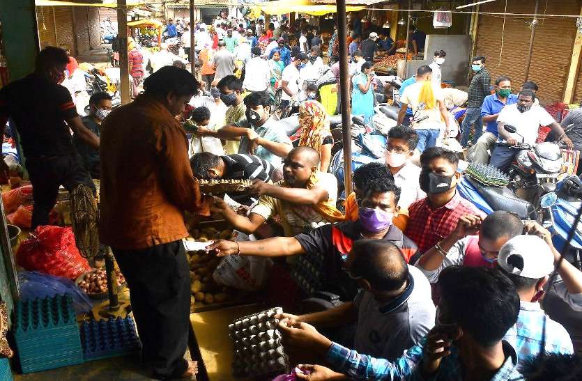 कोरोना से ज्यादा लॉकडाउन का खौफ, सब्जी बाजारों में भीड़, पेट्रोल पंपों में लगी एक किमी. लंबी कतारें