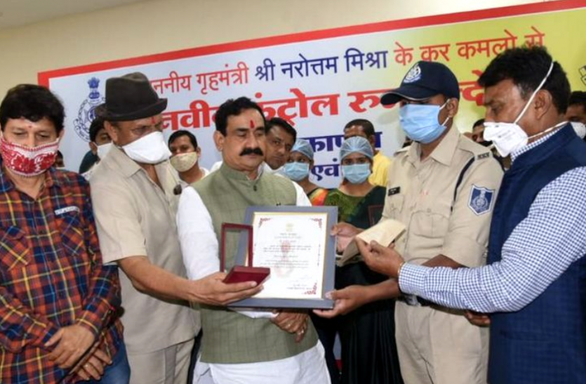 news होटल में आग लगने पर हाथ से खिड़की तोड़कर किया था रेस्क्यू, जीवनरक्षक पदक से सम्मानित हुए जाबाज