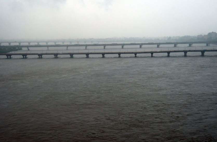 आउटफ्लो बढ़ा तो सूरत में दिखा असर आउटफ्लो बढ़ा तो सूरत में दिखा असर