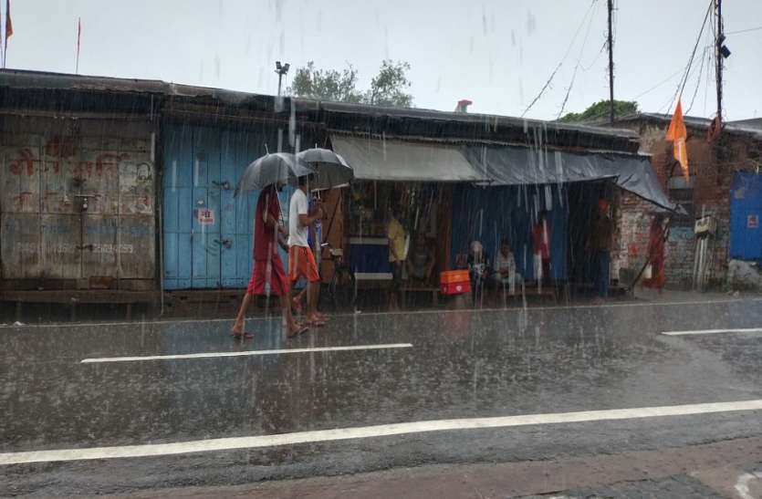 24 घण्टे के लगातार बारिश से अयोध्या मे मचा हाहाकार 24 घण्टे के लगातार बारिश से अयोध्या मे मचा हाहाकार