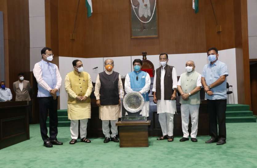 , Gujarat: कैबिनेट मंत्री चुडास्मा, कांग्रेस के राठवा बने गुजरात के श्रेष्ठ विधायक