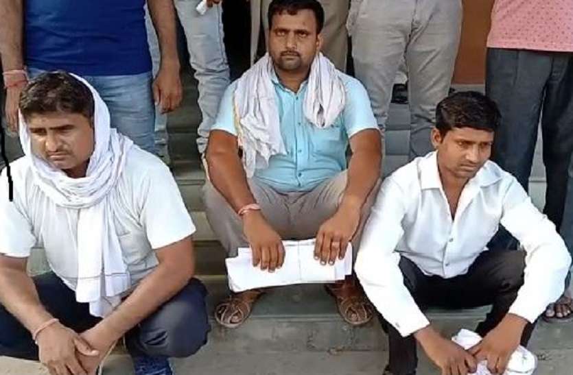 अवैध बजरी का भण्डारण करने पर तीन जने गिरफ्तार, मची खलबली अवैध बजरी का भण्डारण करने पर तीन जने गिरफ्तार, मची खलबली