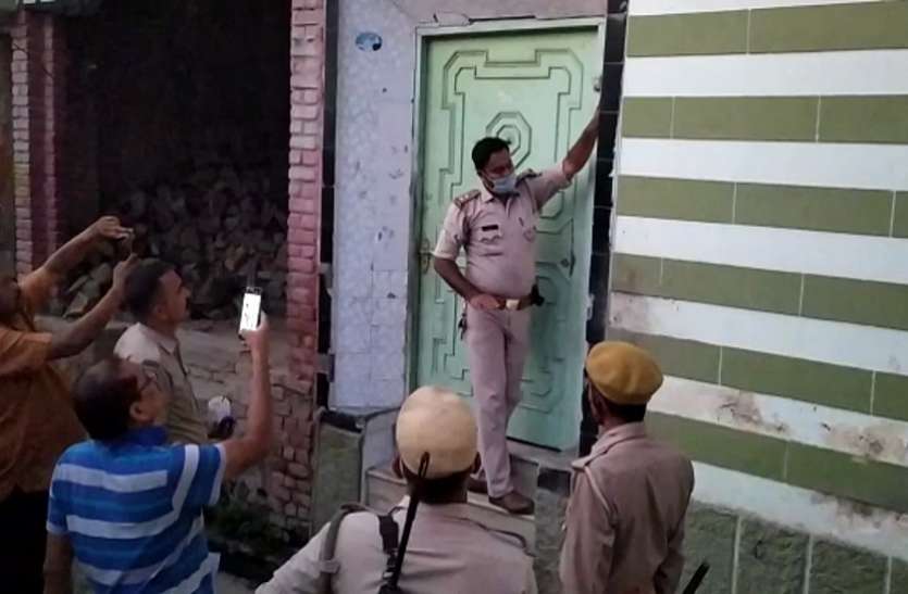 bijnor.jpg फरार चल रहे इस सपा नेता व नगर पालिका चेयरमैन के घर चस्पा हुआ गैरजमानती वारंट का नोटिस