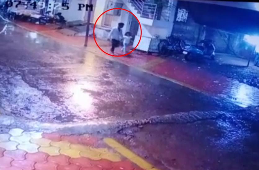 चाचा ने 7 साल की मासूम बच्ची को जमीन पर पटका, मौत, CCTV में घटना कैद, रेप की भी आशंका चाचा ने 7 साल की मासूम बच्ची को जमीन पर पटका, मौत, CCTV में घटना कैद, रेप की भी आशंका