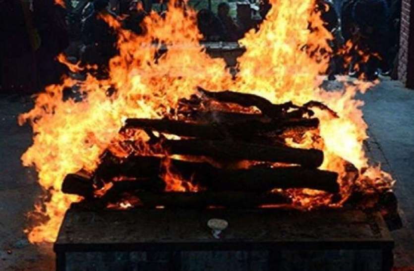 शव जलाने के लिए अब लेना होगा टोकन, तभी लगेगा नम्बर, मुक्तिधाम ने लागू किया नियम शव जलाने के लिए अब टोकन लेने के बाद लगेगा नम्बर, मुक्तिधाम ने लागू किया नियम