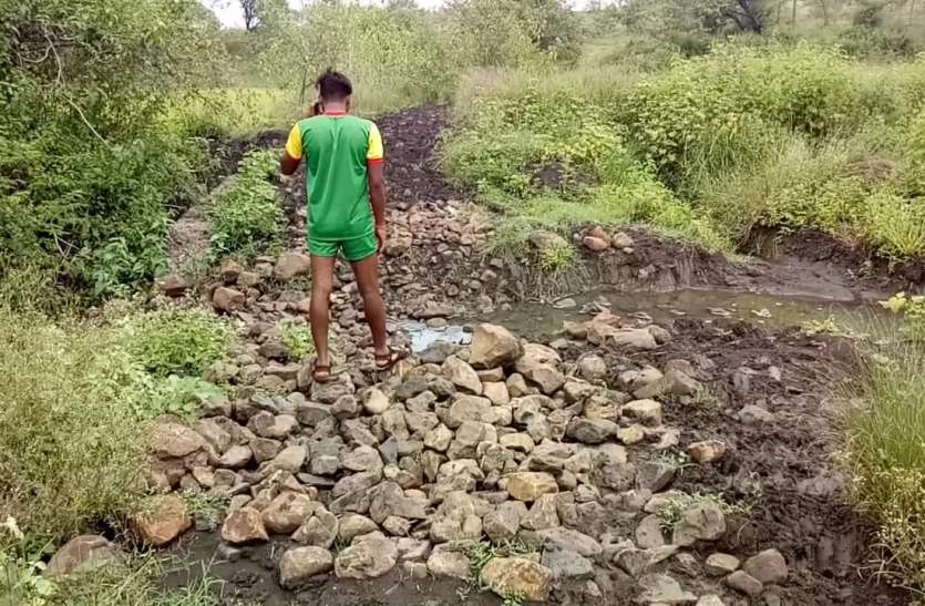The amount has gone out, work is incomplete, culvert has not been made, residents are getting worried राशि निकल गई, काम अधूरा, पुलिया भी नहीं बनी, परेशान हो रहे रहवासी