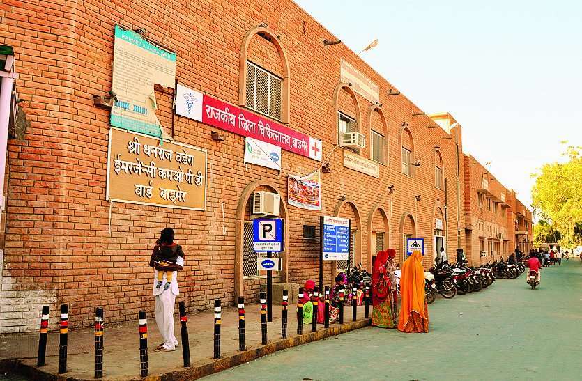 वायरल बुखार के पीडि़तों की कतारें, हर पर्ची पर लिखी जा रही पैरासिटामोल वायरल बुखार के पीडि़तों की कतारें, हर पर्ची पर लिखी जा रही पैरासिटामोल