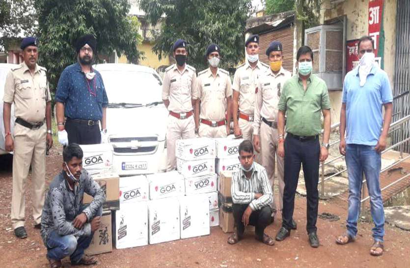 मध्यप्रदेश से अंग्रेजी शराब लेकर निकले तस्कर को आबकारी टीम ने दबोचा, लाखों का शराब जब्त, दो आरोपी गिरफ्तार मध्यप्रदेश से अंग्रेजी शराब लेकर निकले तस्कर को आबकारी टीम ने दबोचा, लाखों का शराब जब्त, दो आरोपी गिरफ्तार