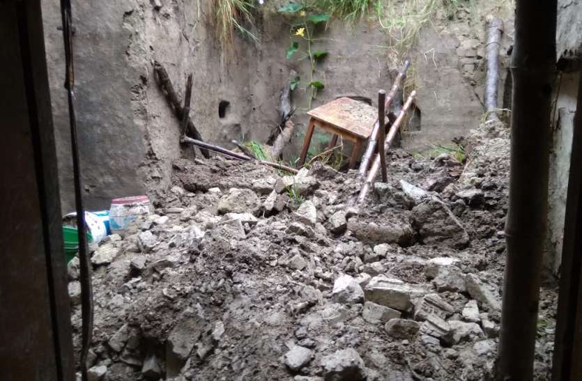 रायबरेली में लगातार बारिश होने से कच्चे मकान के गिरने से महिला की दबकर हुई मौत,महिला रात में घर में भरे पानी को बाहर निकालने की कर रही थी कोशिश रायबरेली में लगातार बारिश होने से कच्चे मकान के गिरने से महिला की दबकर हुई मौत,महिला रात में घर में भरे पानी को बाहर निकालने की कर रही थी कोशिश