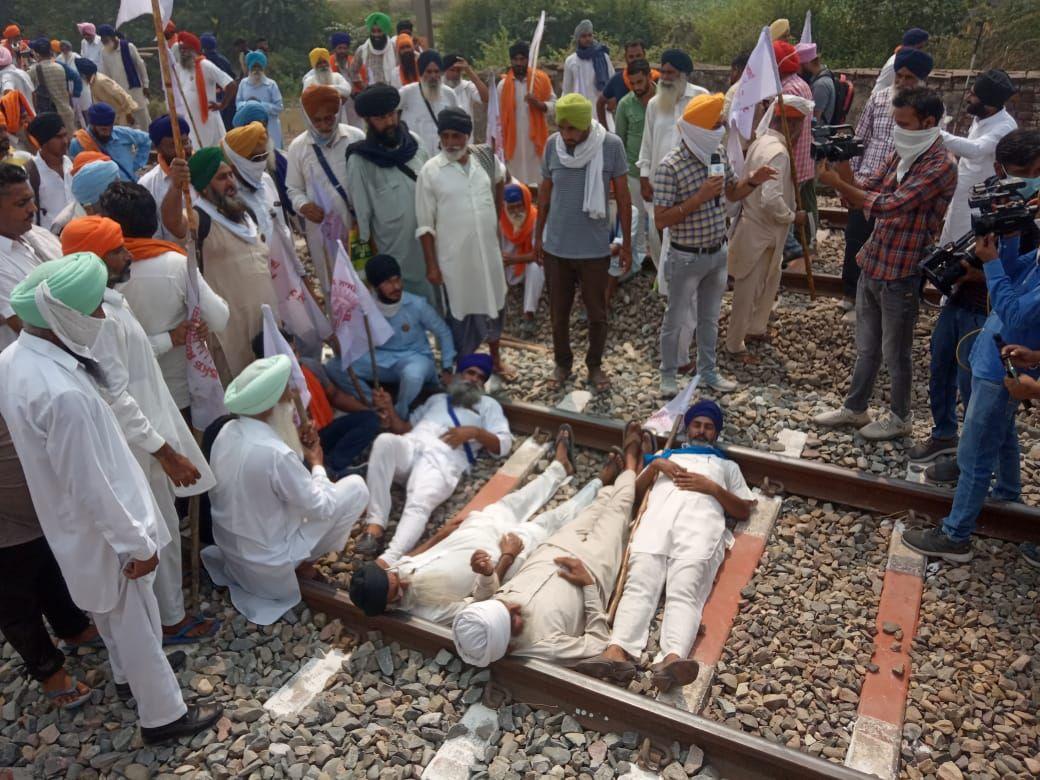 कृषि विधेयकों का विरोधः किसानों ने रेलवे ट्रैक पर गाड़े तम्बू, 25 को पंजाब की सड़कें जाम करेंगे