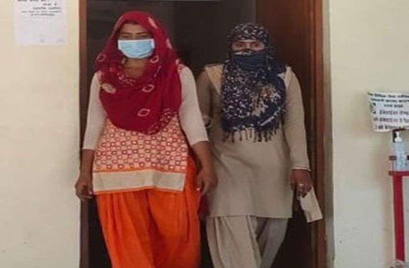 पत्नी ने कबूला : पिटाई से तंग आकर नशे में धुत पति के हाथ काटना चाहा, जागने पर गला दबाकर कर दी हत्या पत्नी ने कबूला : पिटाई से तंग आकर नशे में धुत पति के हाथ काटना चाहा, जागने पर गला दबाकर कर दी हत्या