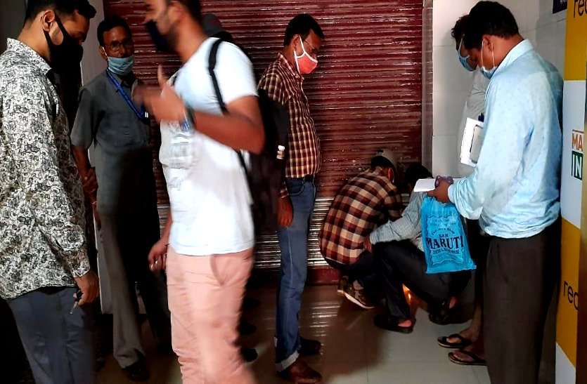लॉकडाउन में खोला मोबाइल, किराना, बेकरी शॉप और होटल, निगम ने वसूला जुर्माना, दुकान किया सील लॉकडाउन में खोला मोबाइल, किराना, बेकरी शॉप और होटल, निगम ने वसूला जुर्माना, दुकान किया सील