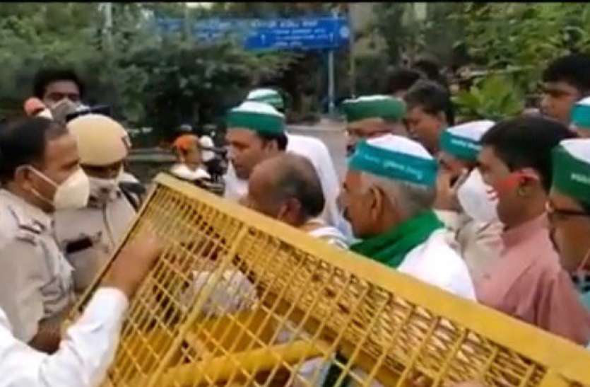 photo6296100462126017021.jpg दिल्ली की आजादपुर मंडी में प्रदर्शन करने निकले किसान, बार्डर पर पुलिस से हुई झड़प