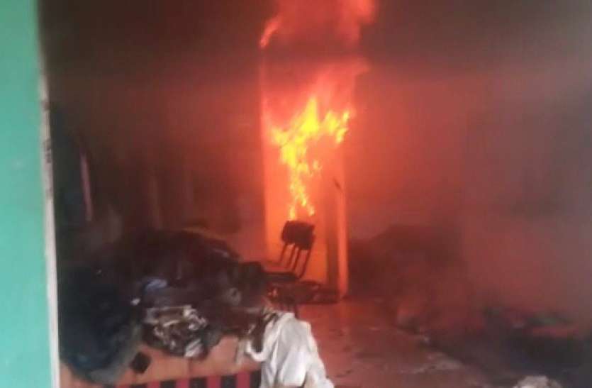 photo6296100462126017023.jpg Bijnor: कपड़े के शोरूम में लगी भीषण आग, लाखों का कपड़ा जलकर खाक