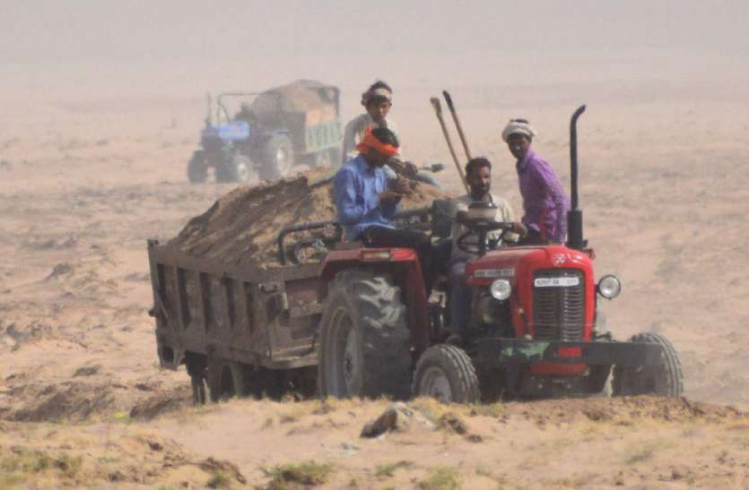 Sapau's innocent death due to gravel tractor-trolley hit, Angry mob jammed बजरी के ट्रेक्टर-ट्रॉली की चपेट से सैपऊ के मासूम की मौत,आक्रोशित भीड़ ने लगाया जाम