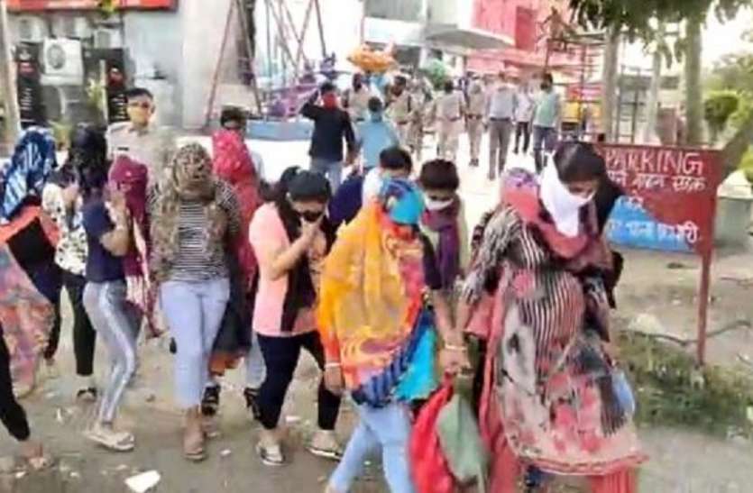sex.jpg स्पा सेंटर की आड़ में देह व्यापार, 11 लड़कियां और छह लड़के गिरफ्तार