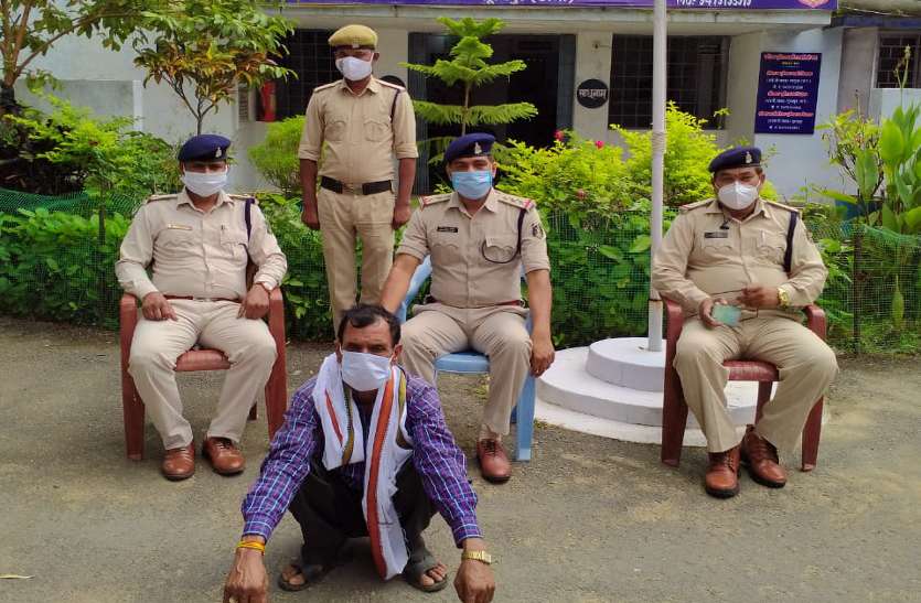 एसईसीएल में नौकरी लगाने के नाम पर आधा दर्जन लोगों से 2 लाख से अधिक की ठगी, शातिर आरोपी गिरफ्तार एसईसीएल में नौकरी लगाने के नाम पर आधा दर्जन लोगों से 2 लाख से अधिक की ठगी, शातिर आरोपी गिरफ्तार