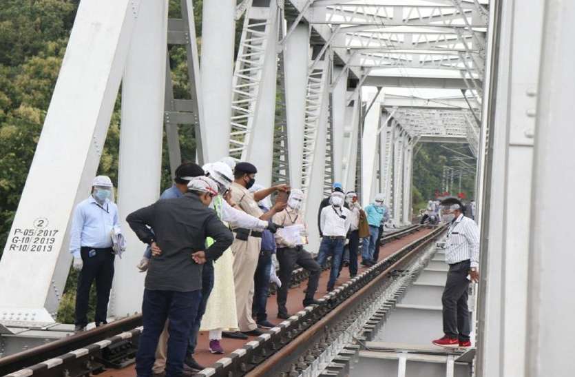 Railway: स्टाफ की तैनाती के बाद छिंदवाड़ा से इतवारी तक दौड़ेगी मालगाड़ी Railway: स्टाफ की तैनाती के बाद छिंदवाड़ा से इतवारी तक दौड़ेगी मालगाड़ी