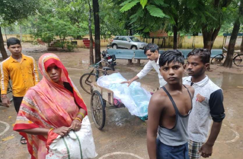 पत्नी के शव को ठेले पर लाद कर घर पहुंचा युवक, वीडियो वायरल पत्नी के शव को ठेले पर लाद कर घर पहुंचा युवक, वीडियो वायरल