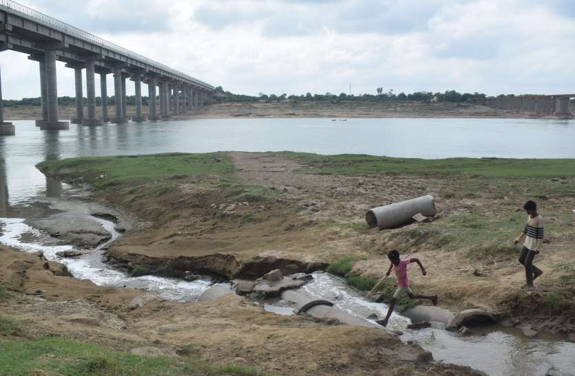 Clean Chambal river getting dirty from the dirty water of the city, dirty drains of the city falling in the river शहर के गंदे पानी से मैली हो रही स्वच्छ चम्बल नदी, नदी में गिर रहे शहर के गंदे नाले