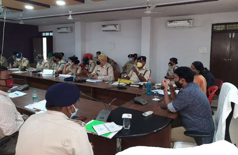 SP reviews crime in the presence of all the police in-charge in police control room क्राइम मीटिंग में छाया रहा न्यायालय से स्टे पर जमे थाना प्रभारियों का मुद्दा