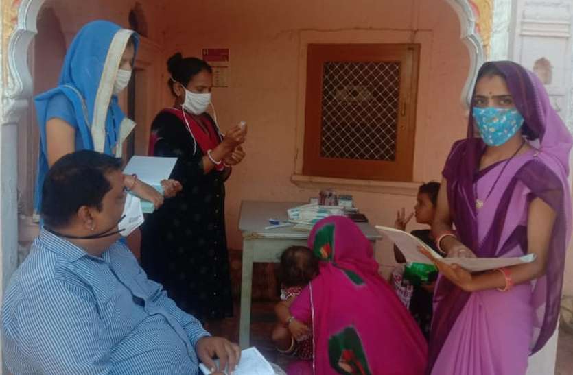 एमसीएचएन डे आयोजित कर किया टीकाकरण एमसीएचएन डे आयोजित कर किया टीकाकरण