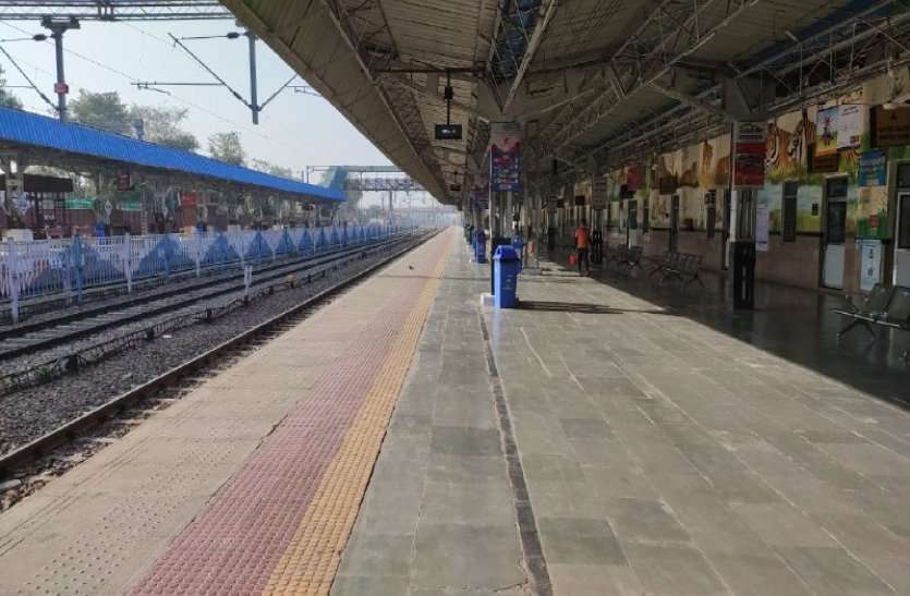 Business Related To Railways Down At Alwar Junction लॉक डाउन के बाद बाजारों में व्यापार शुरू लेकिन रेलवे से जुड़े व्यवसाय पटरी पर नहीं लौटे, सैकड़ों परिवारों पर रोजी-रोटी का संकट