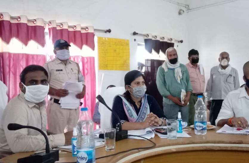 Tehsildar and Naib are reprimanded, reader suspended तहसीलदार-नायब को कड़ी फटकार, रीडर निलंबित