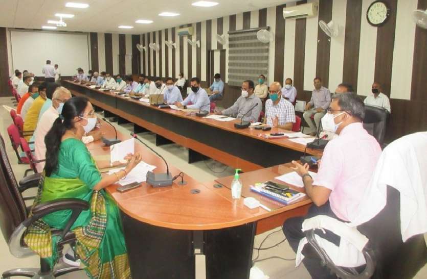 मत्स्य पालन को लेकर डीएम ने की बैठक, उत्पादन बढ़ाने पर भी दिया जोर मत्स्य पालन को लेकर डीएम ने की बैठक, उत्पादन बढ़ाने पर भी दिया जोर